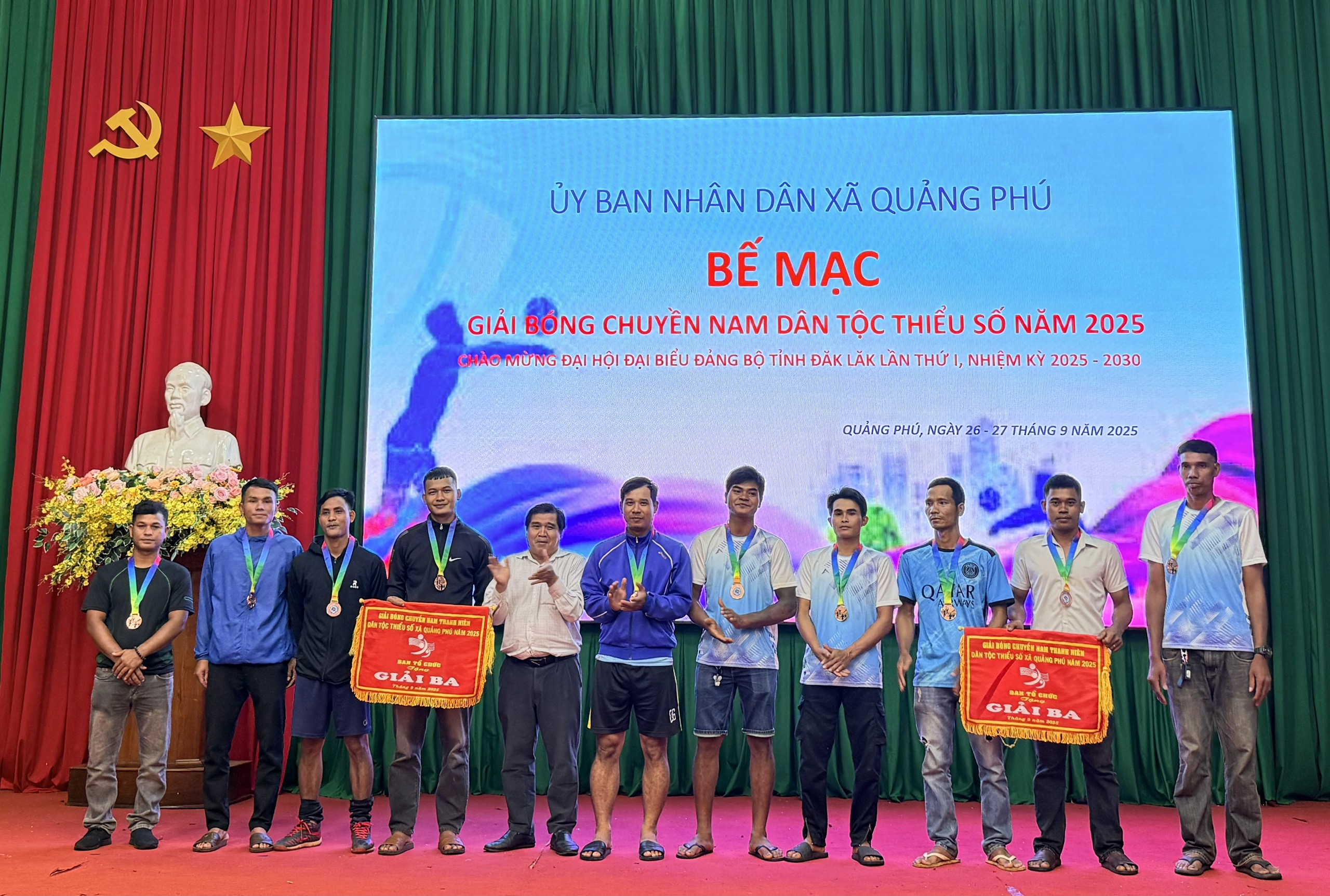 Đồng chí Y Mang - Phó Giám đốc Trung tâm TT - VH-TT xã trao giải ba cho đội bóng buôn Sút MDưng và buôn Ea Mắp